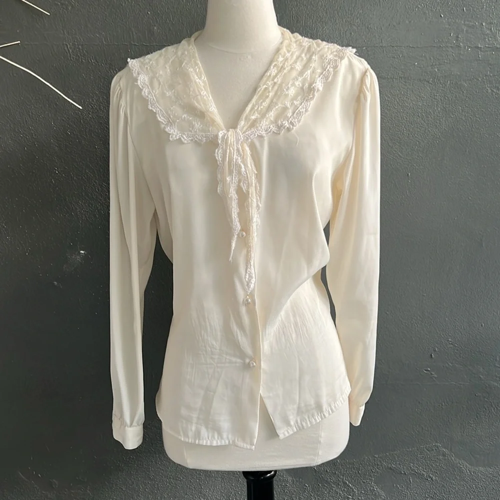 Chic White Lace Trim Blouse - Picture 9 of 10